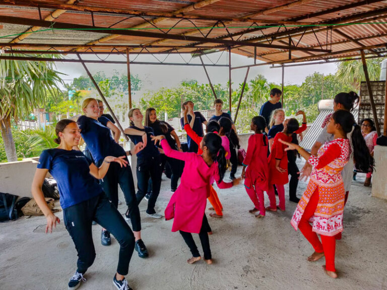 Danske og indiske elever danser sammen